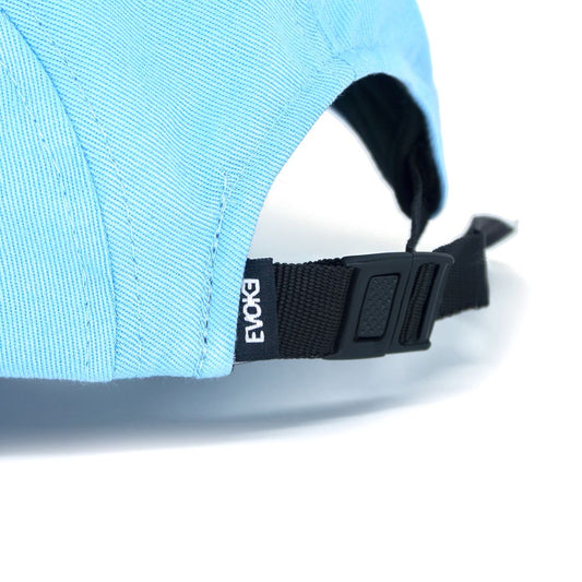 Evoke Boné EVK 18A Five Panel Aba Curva Fashion Style Azul Claro Strapback